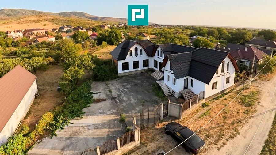 Casă individuală cu 8 camere cu Canalizare în Covăsinț