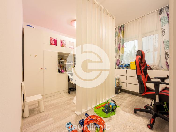 Apartament cu 3 camere semidecomandat, mobilat în Piața Cluj