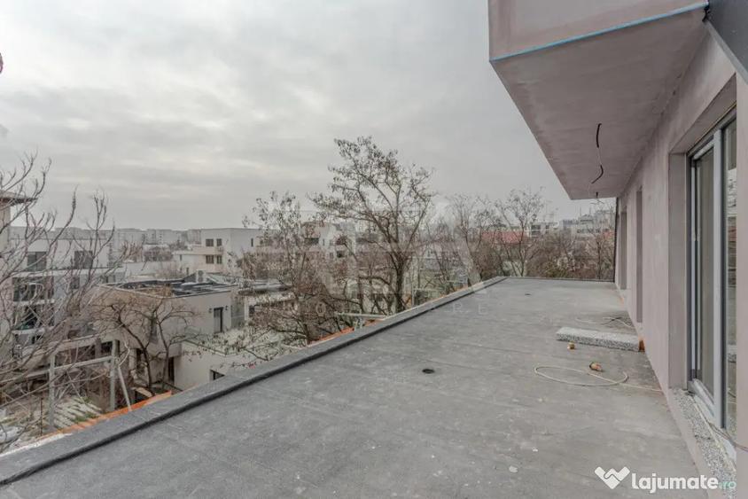Apartament cu 3 camere semidecomandat în Matei Voievod