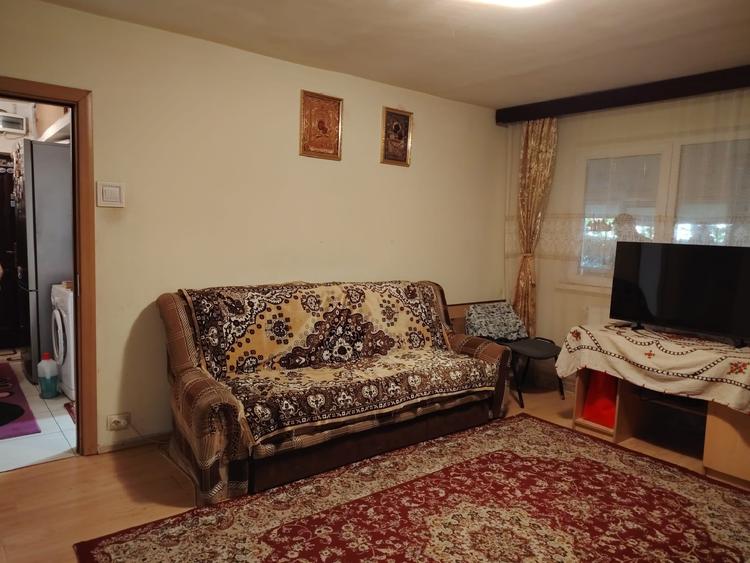 Apartament cu 3 camere semidecomandat în Craiovița Nouă