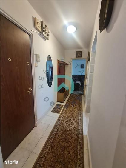 Apartament cu 3 camere semidecomandat în Astra