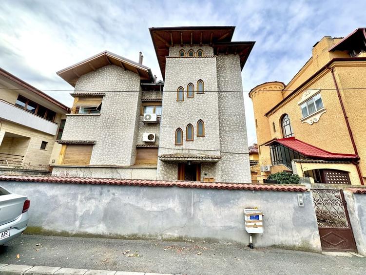 Casă individuală cu 7 camere cu Canalizare în Primăverii