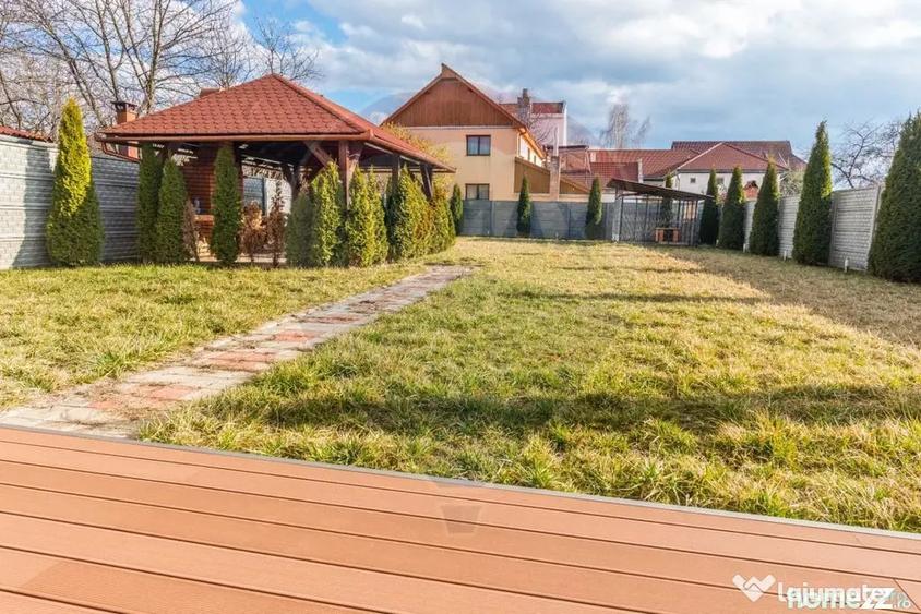 Casă cu 7 camere cu Teren 1071 Mp în Central