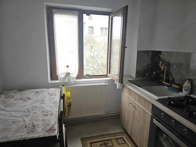 Apartament cu 3 camere semidecomandat în Central