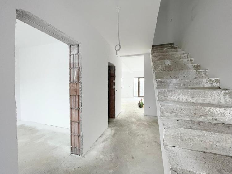 Duplex cu 4 camere cu Canalizare în Moșnița Veche