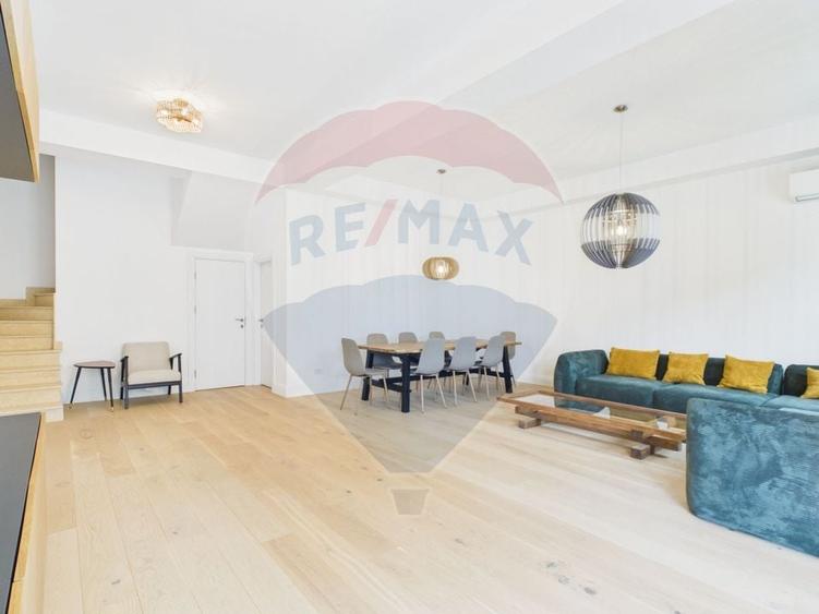Casă individuală cu 8 camere cu Teren 400 Mp în Corbeanca