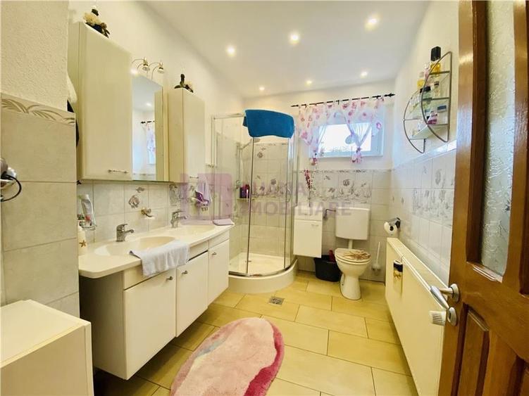 Casă individuală cu 7 camere cu Teren 1035 Mp în Central
