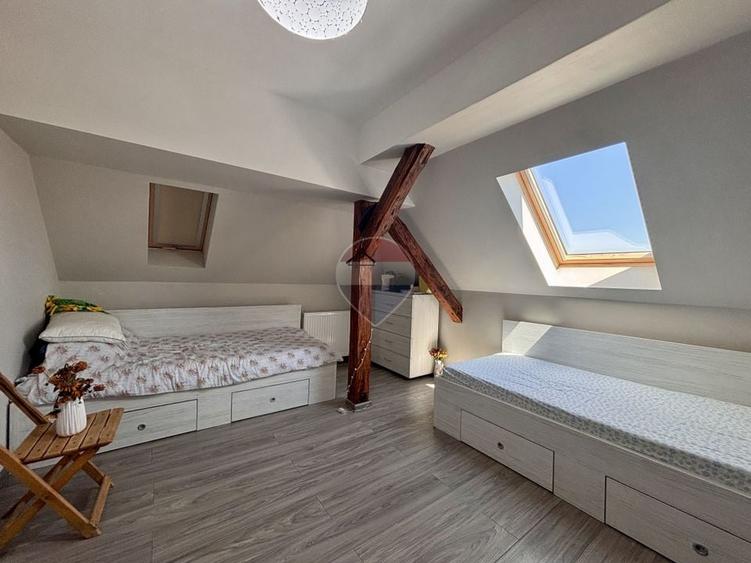 Casă individuală cu 9 camere cu Teren 373 Mp în Lazaret