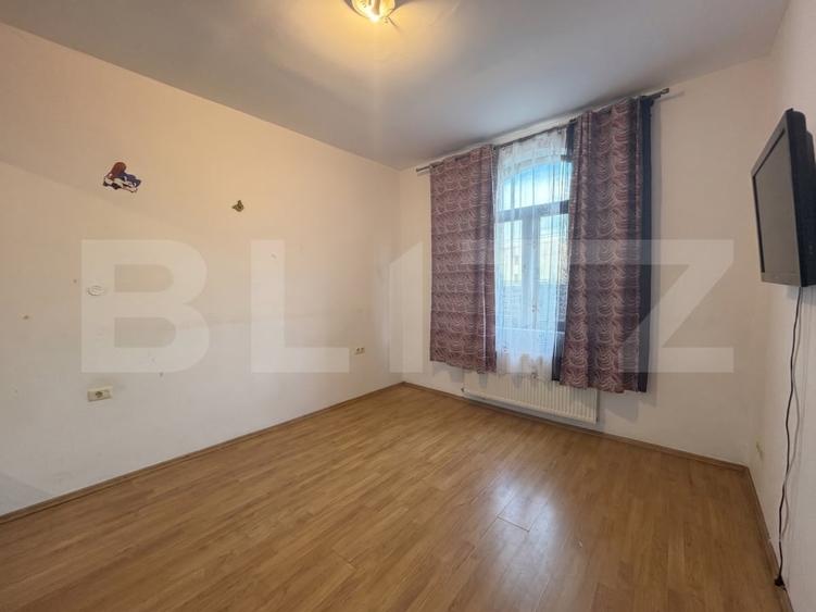 Casă individuală cu 6 camere cu Canalizare în Dumbrăvița