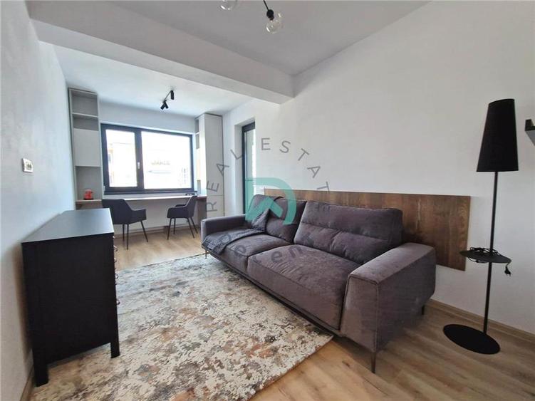 Apartament cu 3 camere decomandat, mobilat în Tractorul