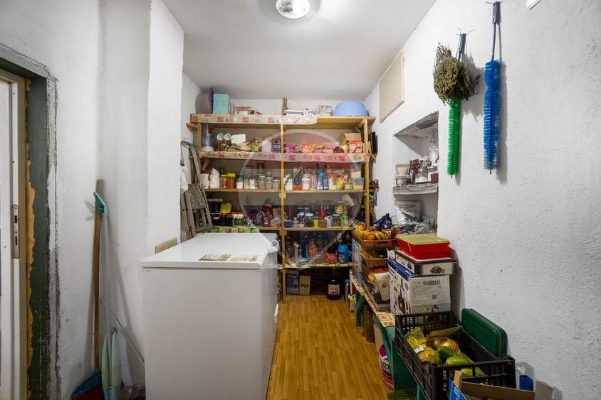 Casă individuală cu 6 camere cu Teren 2794 Mp în Bunești