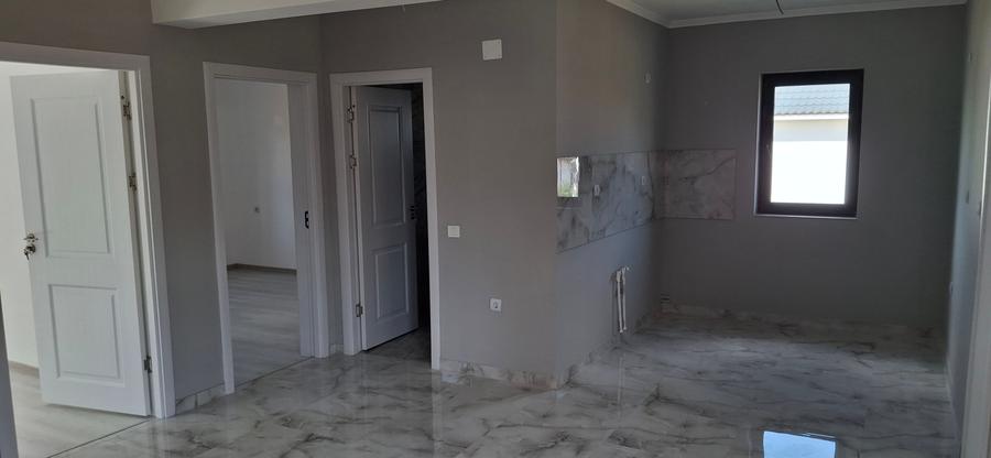 Casă individuală cu 4 camere cu Teren 270 Mp în Est