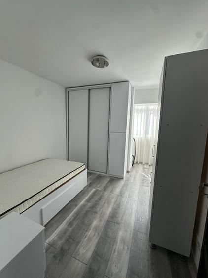 Apartament cu 3 camere semidecomandat în Micro 3