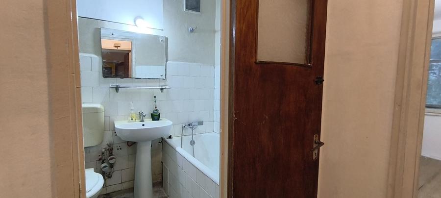 Apartament cu 3 camere semidecomandat în Berceni