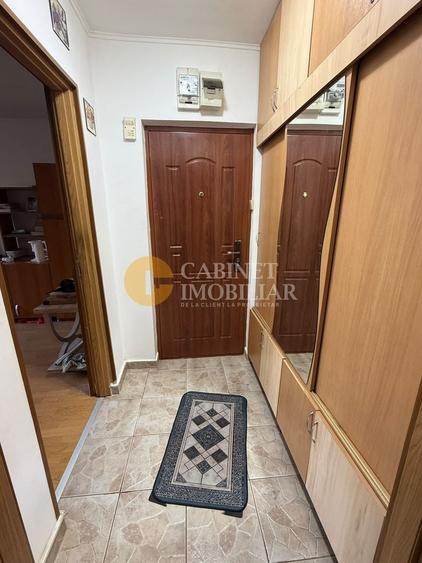 Apartament cu 3 camere semidecomandat, mobilat în Podu Roș