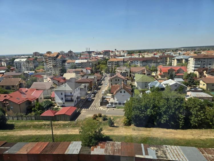 Apartament cu 3 camere decomandat în Micro 4