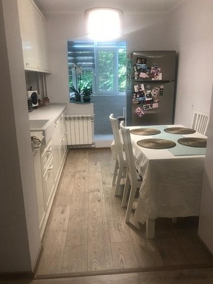 Apartament cu 3 camere semidecomandat, mobilat în Rahova