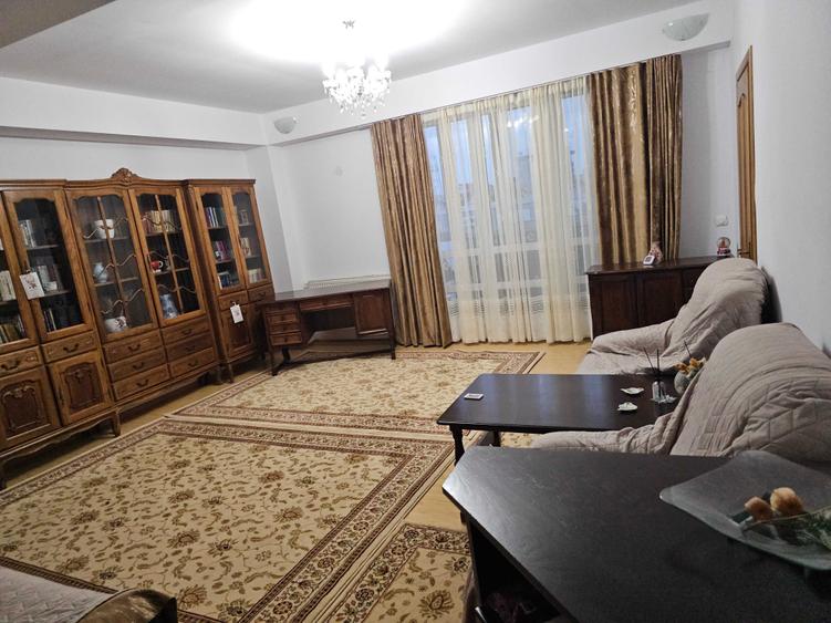 Apartament cu 3 camere decomandat în Liteni
