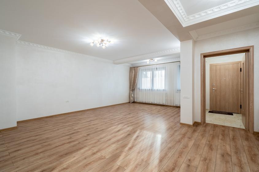 Casă individuală cu 6 camere cu Garaj în 1 Decembrie