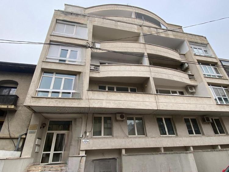 Apartament cu 10 camere decomandat în Aviatorilor