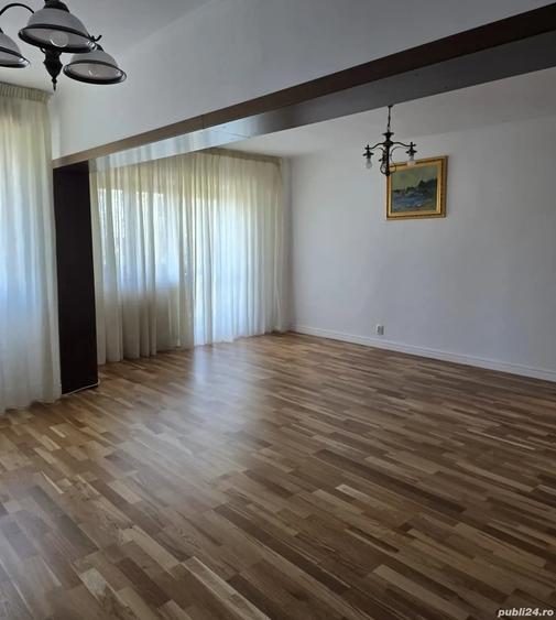 Apartament cu 5 camere decomandat în Aviației