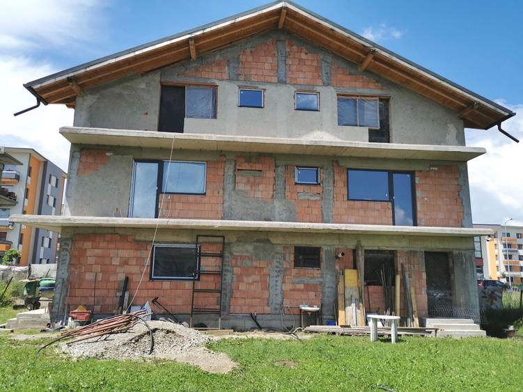Apartament cu 4 camere decomandat în Tractorul