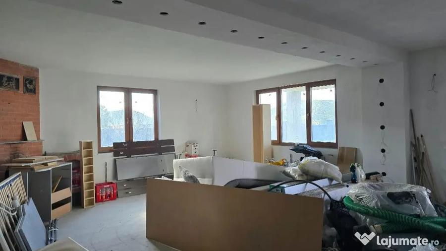 Casă cu 8 camere cu Teren 830 Mp în Brănișca