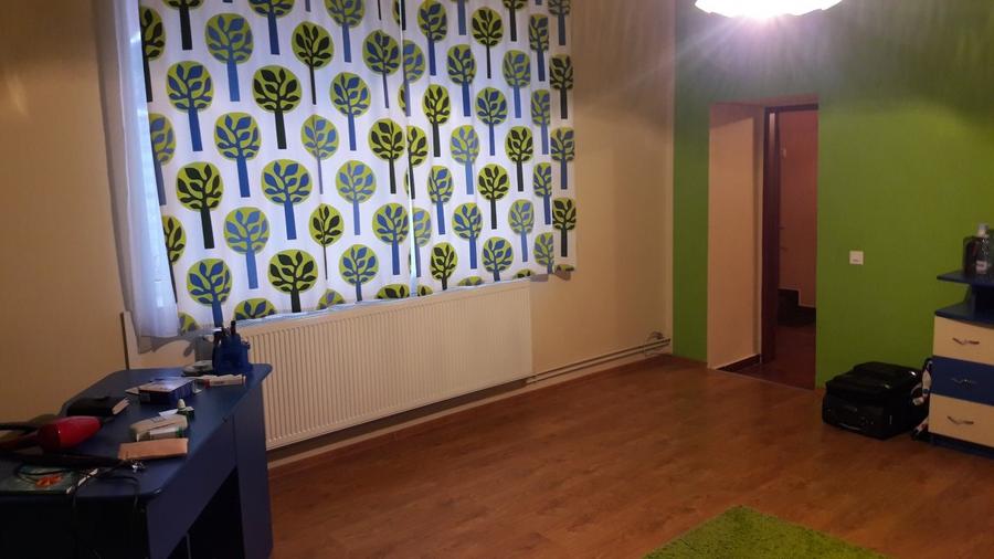 Apartament cu 5 camere semidecomandat, mobilat în Central