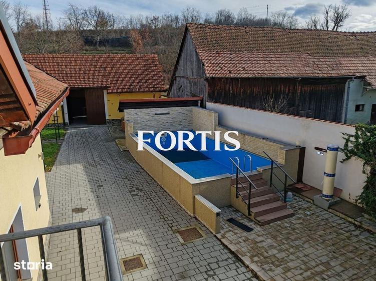 Casă cu 8 camere cu Teren 1600 Mp în Mândra