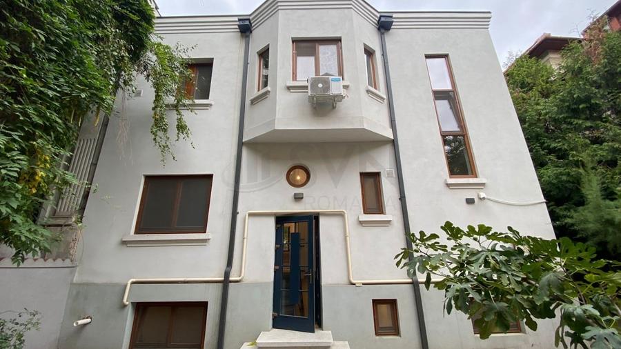 Casă individuală cu 10 camere cu Canalizare în Cotroceni