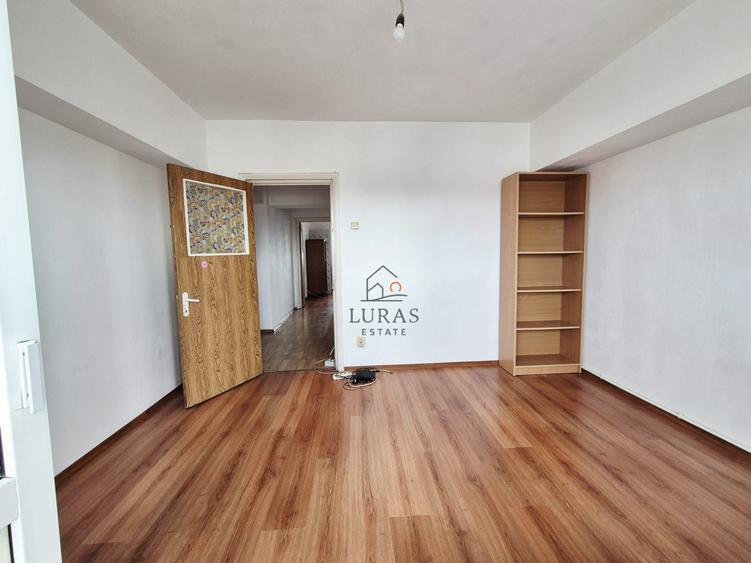 Apartament cu 4 camere decomandat în Poarta 6