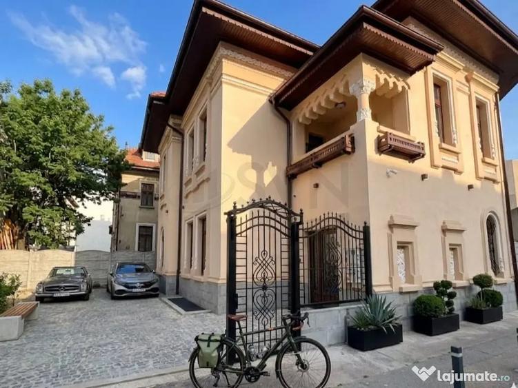 Casă cu 7 camere cu Teren 322 Mp în Central
