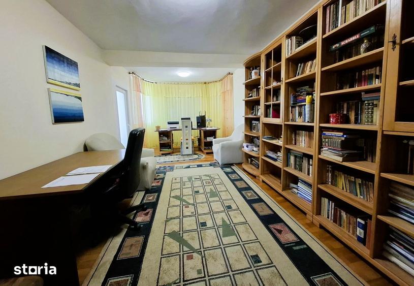 Casă cu 8 camere cu Teren 1315 Mp în Central