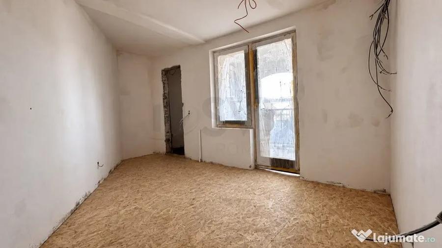 Apartament cu 3 camere semidecomandat în Universitate
