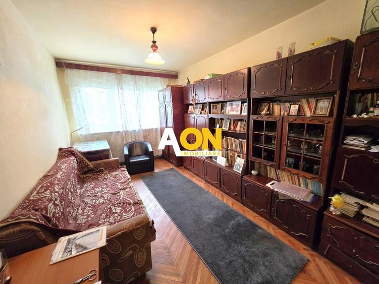 Apartament cu 3 camere semidecomandat în Cetate
