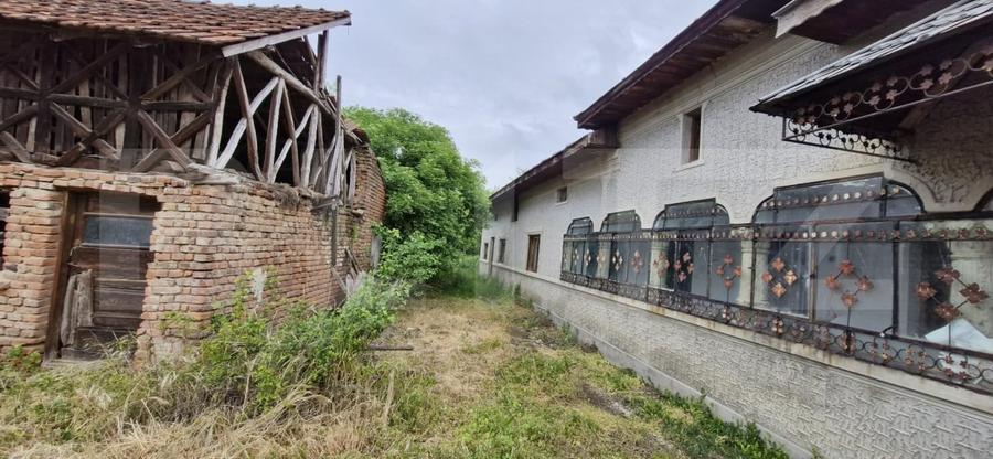 Casă individuală cu 8 camere cu Teren 4200 Mp în Costeștii din Vale