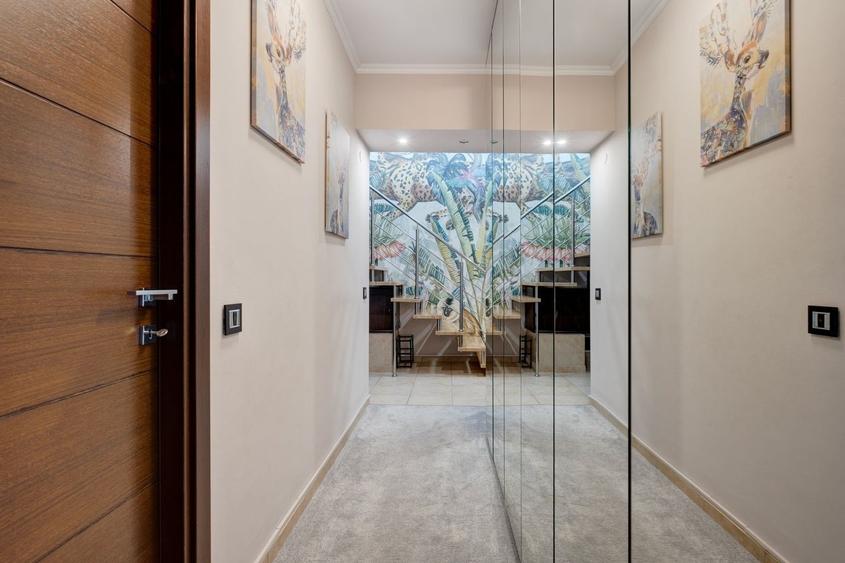 Penthouse cu 3 camere semidecomandat în Central