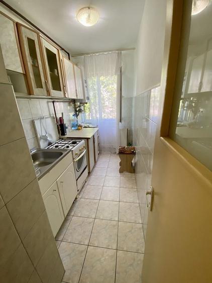 Apartament cu 3 camere semidecomandat, mobilat în Km 4-5
