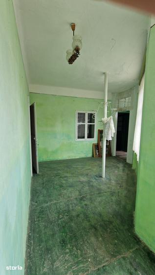 Casă cu 8 camere cu Teren 3651 Mp în Giulvăz