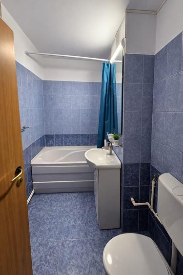 Apartament cu 3 camere, mobilat în Poarta 6