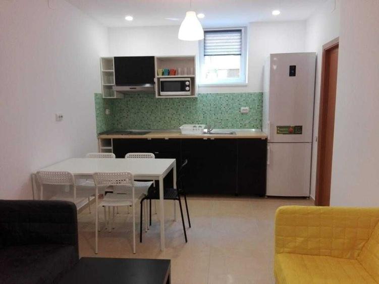 Apartament cu 3 camere decomandat în Exterior Vest