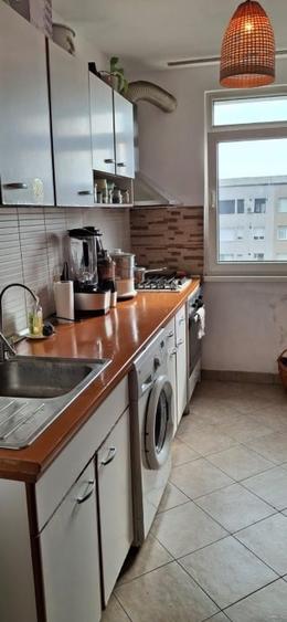 Apartament cu 3 camere semidecomandat, mobilat în Dristor