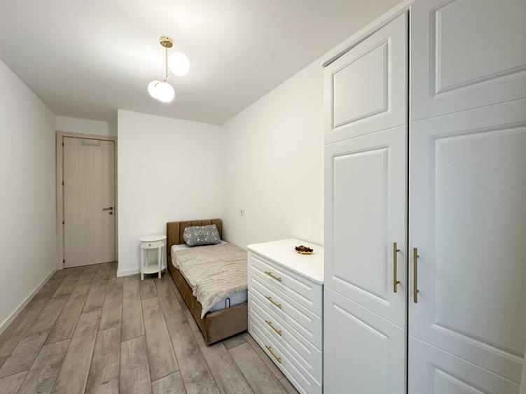 Apartament cu 3 camere semidecomandat în P-ta Presei Libere