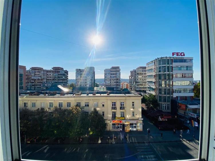 Apartament cu 3 camere semidecomandat, mobilat în Central