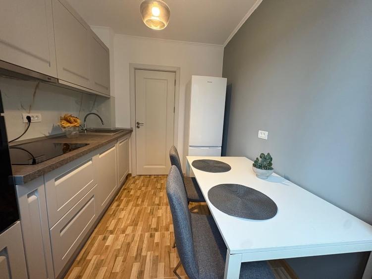 Apartament cu 3 camere decomandat, mobilat în Titan
