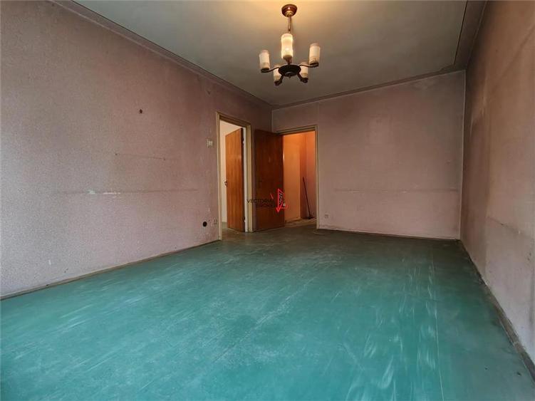 Apartament cu 3 camere semidecomandat în Titan
