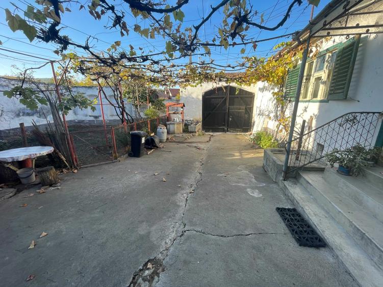 Casă cu 3 camere semidecomandat în Câlnic
