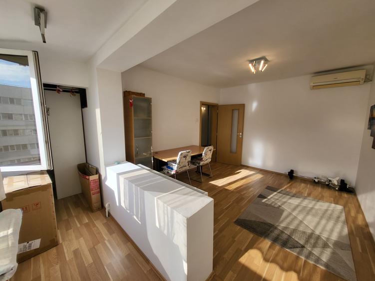 Apartament cu 3 camere semidecomandat în Iancului