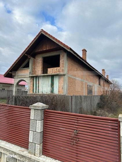 Casă cu 4 camere în Perșinari