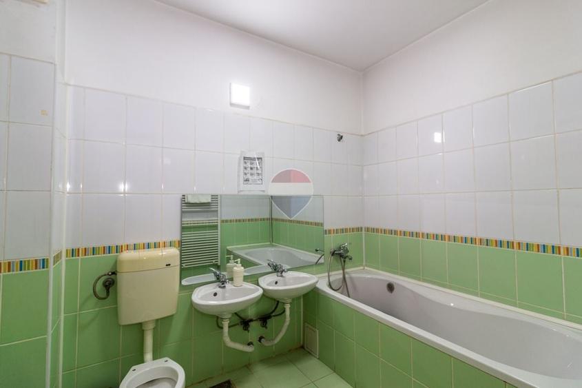 Casă individuală cu 7 camere cu Teren 250 Mp în Drumul Taberei